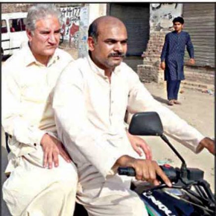 shah mehmood on motor cycle at girdopesh.com