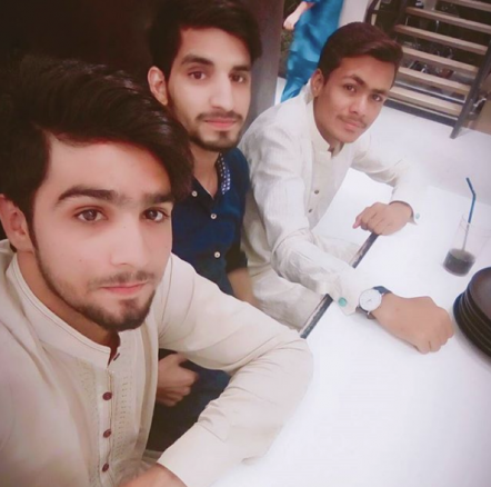 pakistan kids eating pizza www.girdopesh.com