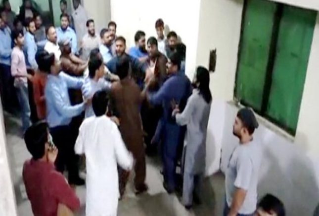 لاہور میں ینگ ڈاکٹرز کے تشدد سے مریضہ کا بھائی جاں بحق services hospital