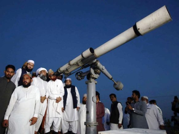 محمد حنیف کا کالم: مفتی منیب، میرے چاند کو کچھ نہ کہو Moon sighting