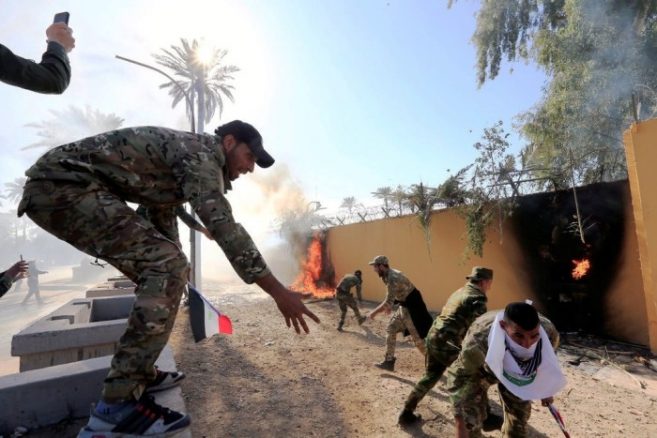 بغداد : ایران نواز مظاہرین امریکی سفارت خانے میں جا گھسے : ٹرمپ کا شدید رد عمل baghdad american embassy