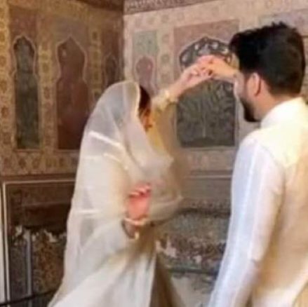 مسجد وزیرخان میں نکاح کا سین ’گانے کی شوٹنگ‘ میں کیسے بدلا؟۔۔ارشد چوہدری کی خصوصی رپورٹ saba qamar and bilal saeed