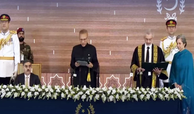 جسٹس قاضی فائز عیسٰی نے چیف جسٹس آف پاکستان کے عہدے کا حلف اٹھالیا