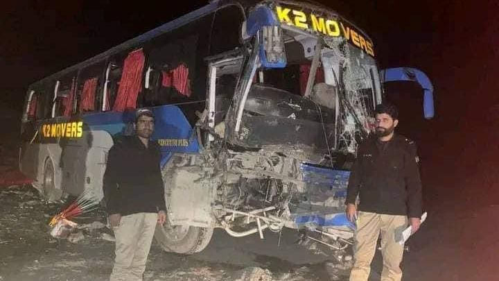 چلاس میں دہشت گردوں کی فائرنگ کے بعد مسافر بس کو حادثہ : آٹھ افراد ہلاک