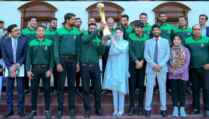 مریم نواز کی ٹی ٹوئنٹی ورلڈکپ کی فاتح ڈیف کرکٹ ٹیم سے ملاقات، 38 لاکھ روپے کا چیک پیش کیا