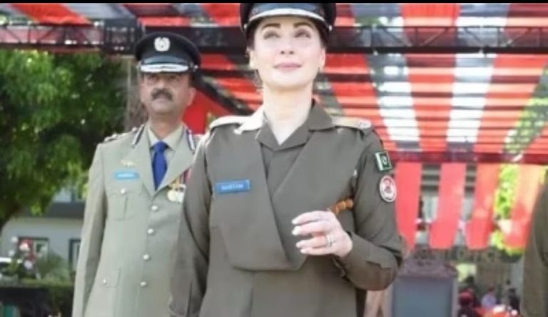 مریم نواز کا پولیس کی وردی میں پریڈ سے خطاب :” کیا وزیراعلیٰ بہاولنگر کے تھانے کا دورہ بھی کریں گی؟“ maryam nawaz police uniform