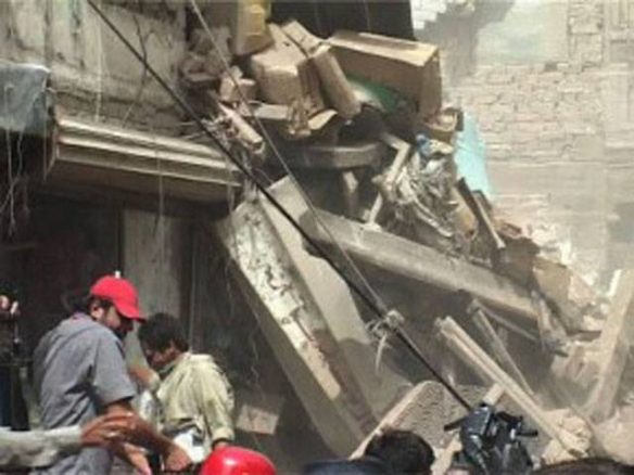 ملتان : آتش بازی کے سامان میں خوفناک دھماکا، 4 افراد جاں بحق، عمارت زمیں بوس multan fireworks blast