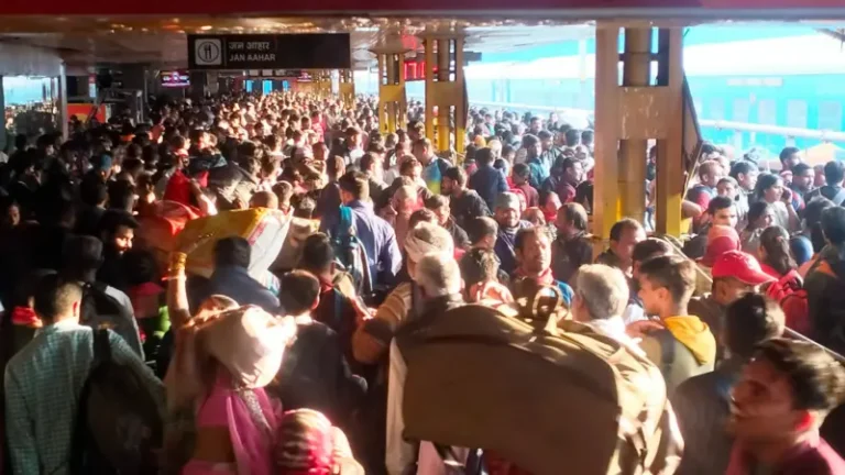 نئی دہلی کے ریلوے سٹیشن پر بھگدڑ سے 18 افراد ہلاک، دس زخمی dehli railway station