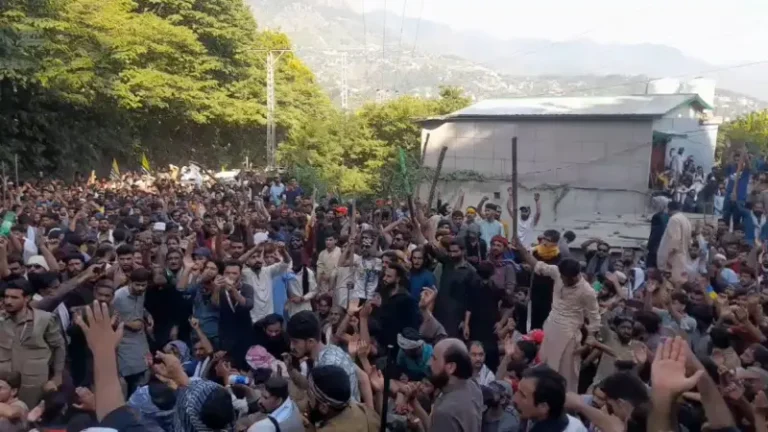 پاکستان کے زیرِ انتظام کشمیر میں پرتشدد مظاہرے میں تین پولیس اہلکار ہلاک، 150 زخمی آٹھ کی حالت نازک : وزیرِ اعظم انوار الحق azad kashmir protest 2 october