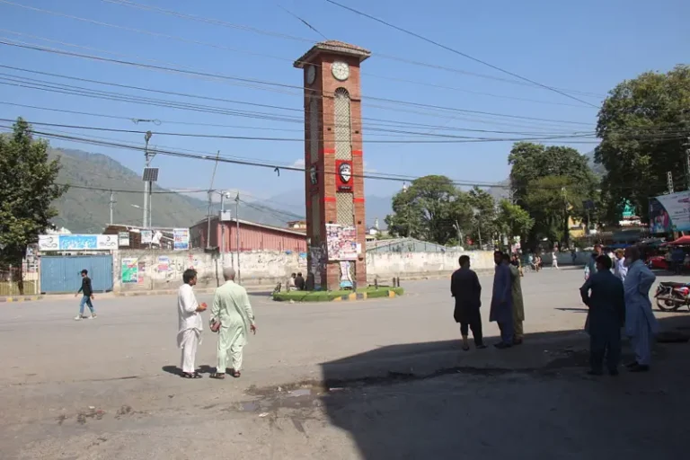 مظفر آباد ۔۔ کشمیر میں ہنگامے : عوامی ایکشن کمیٹی کے 72 افراد حراست میں لے لیے گئے muzafar abad 2