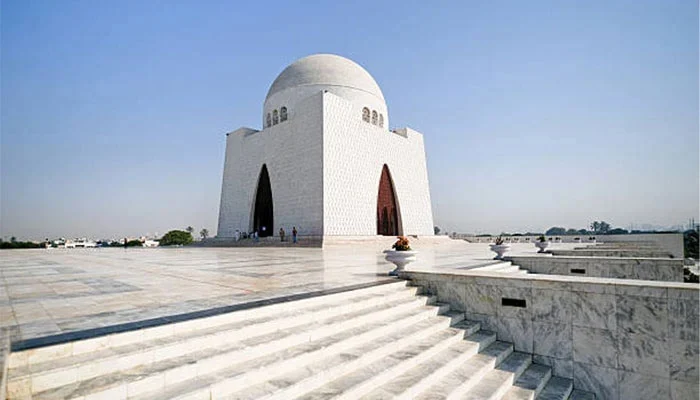 مزارِ قائد تین سال سے عوام کے لیے بند : لینڈ مافیا کی نظریں : مظہر عباس کا کالم mizar e qaid
